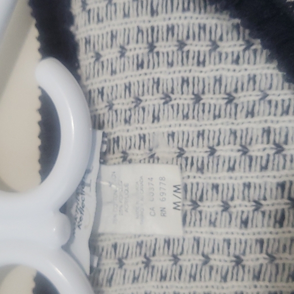 Northern Reflections  V-neck Cardigan Sweater in Blue, green, white mix size M - Picture 7 of 15